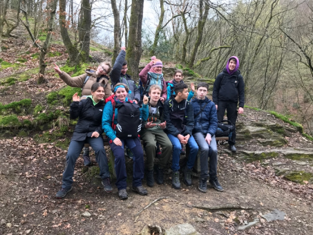 Zu sehen sind Schüler*innen beim Wandern im Bergischen Land.