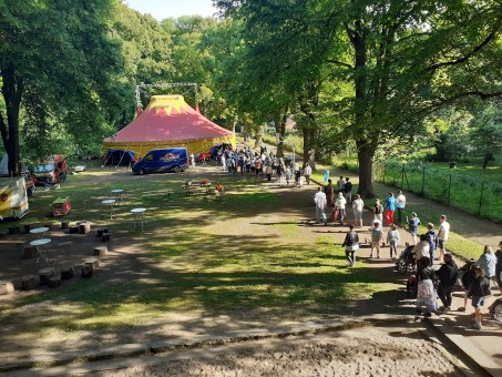 Foto Zirkuszelt mit Schülern und Schülerinnen